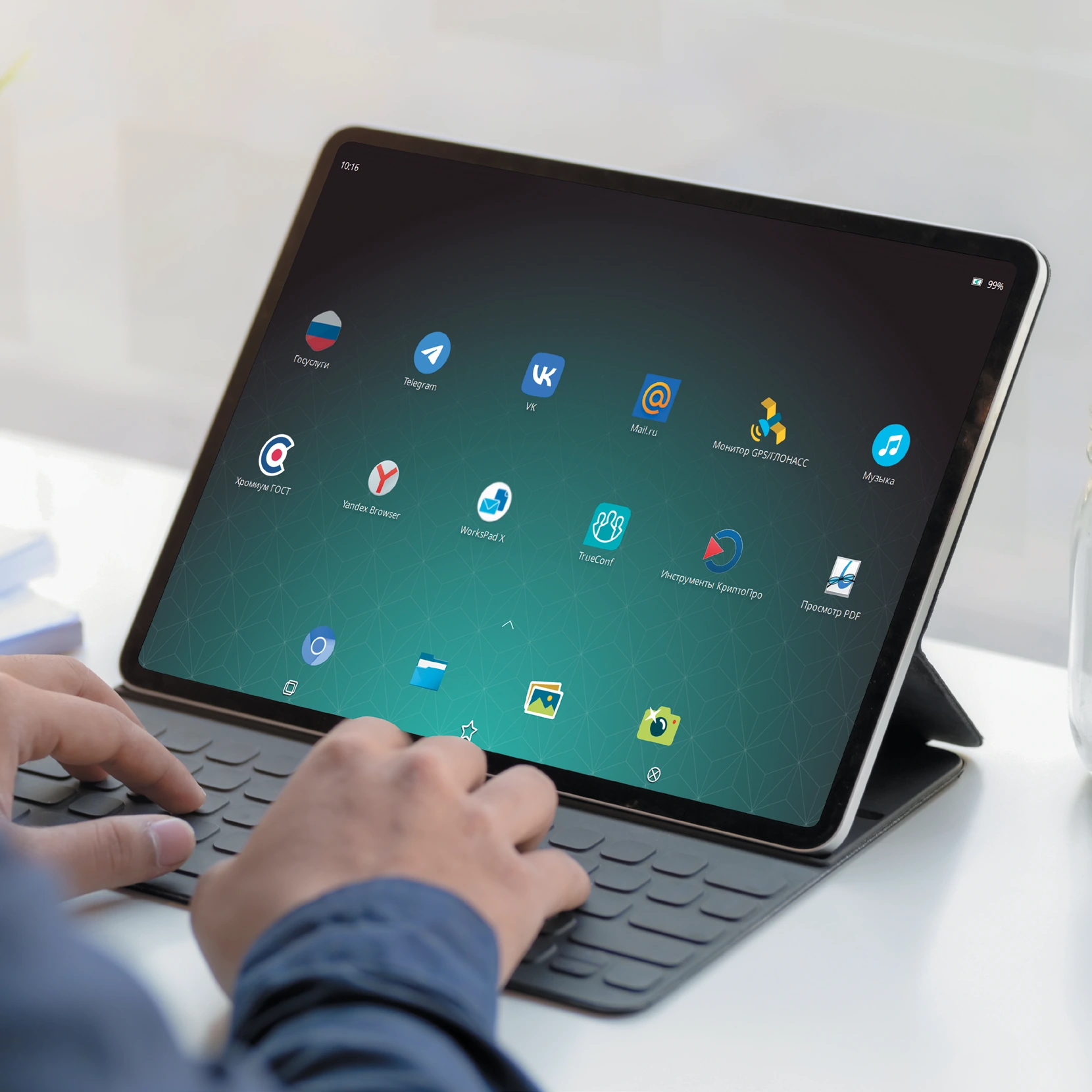 Планшет с мобильной средой Astra Linux и приложениями из официального буклета